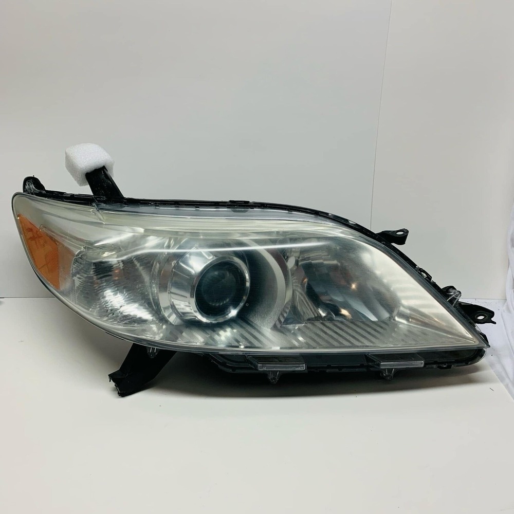 2011 - 2019 Toyota Sienna Passenger Left Side Headlight Halogen OEM